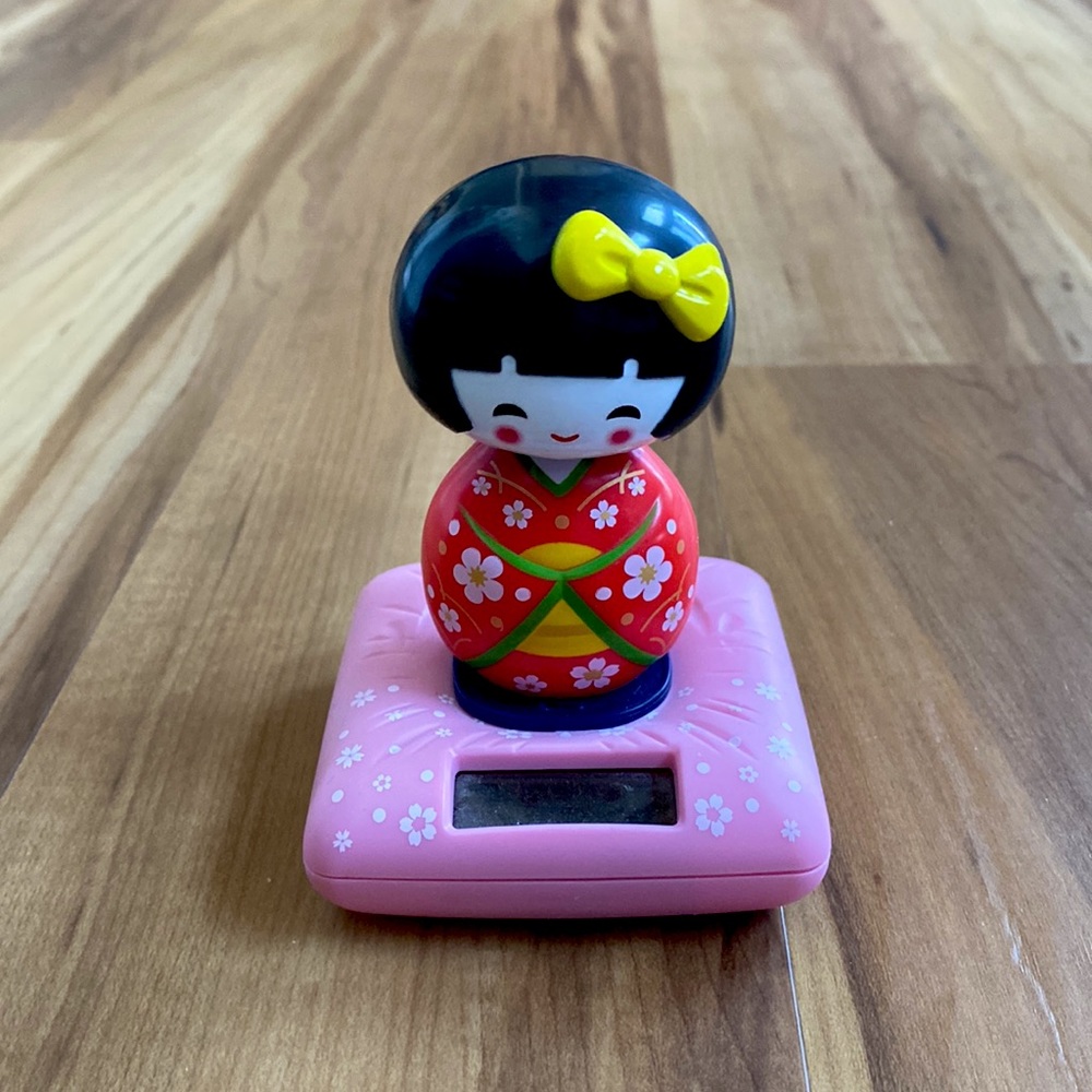 Disney - Solar Powered Asian Girl Bobblehead